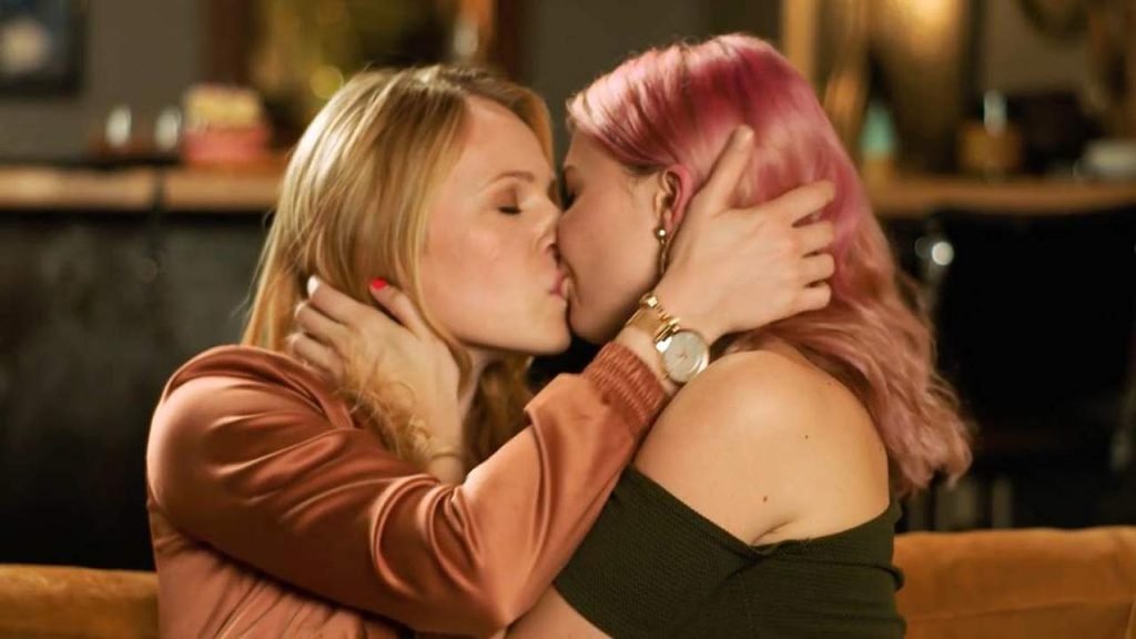 Emma Bell, Paige Elkington Baiser Lesbien Sexy