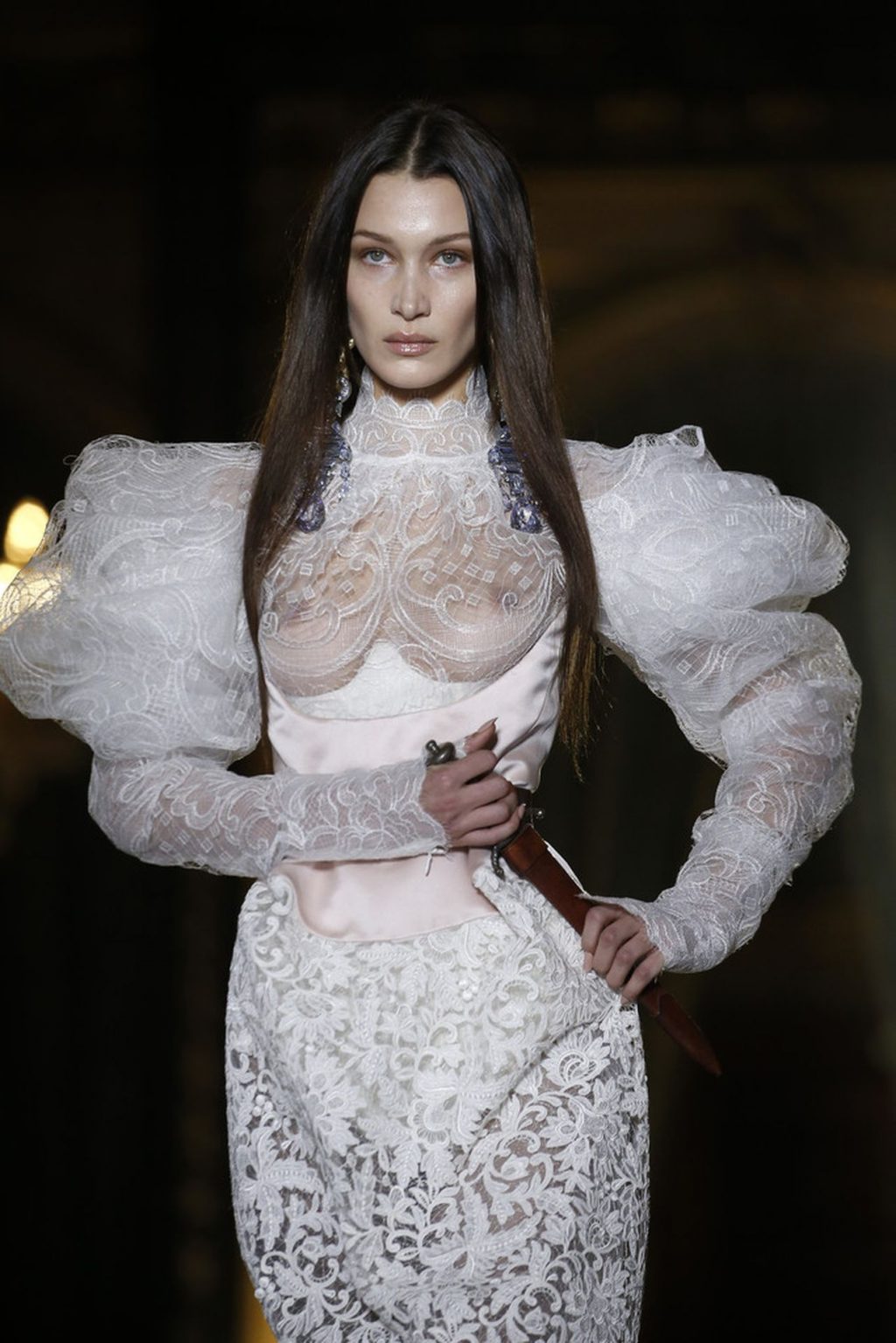 Bella Hadid Transparente