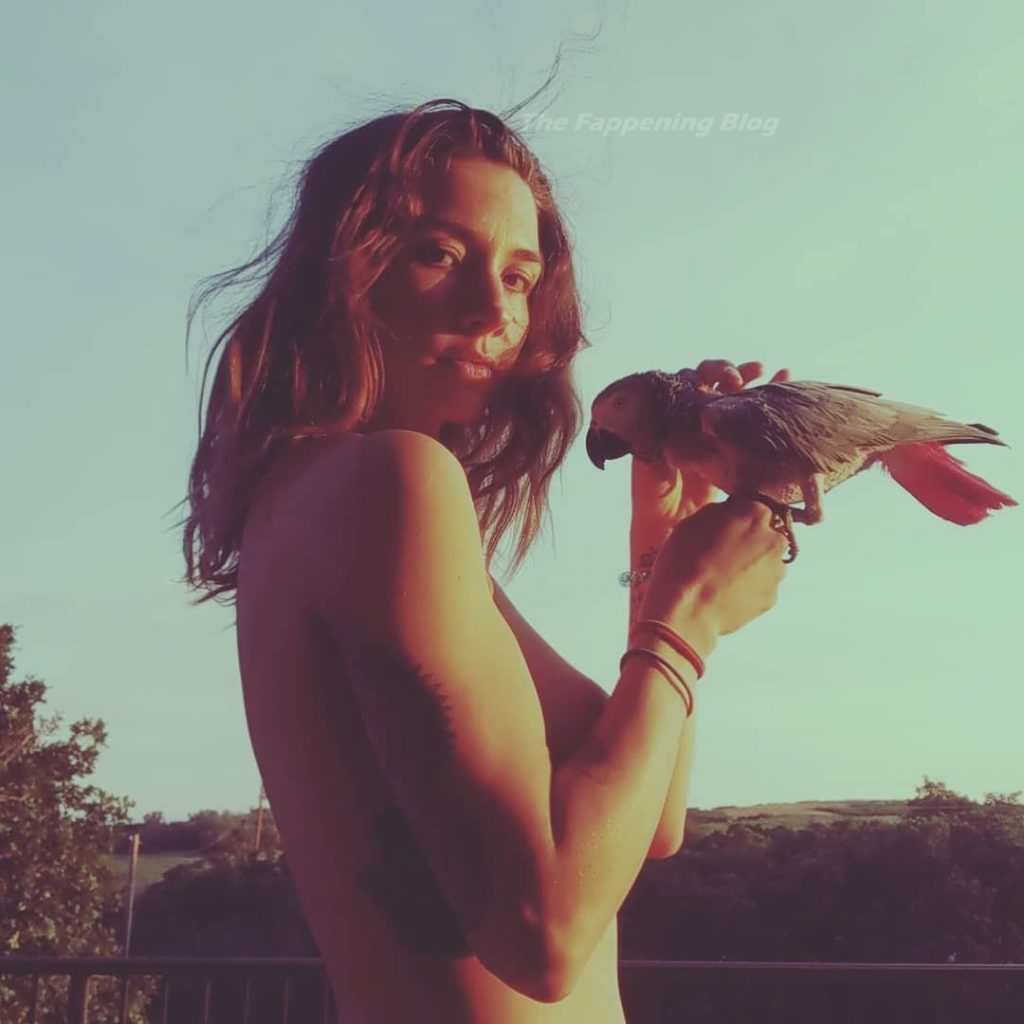 Cortney Palm nue (couverte)