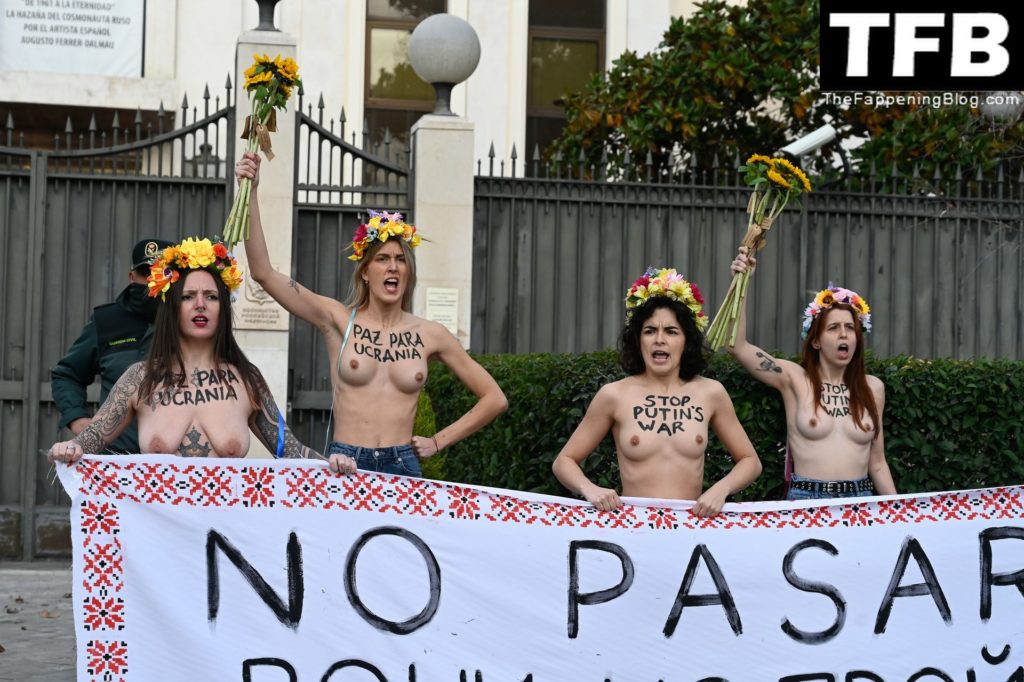 Des militantes seins nus